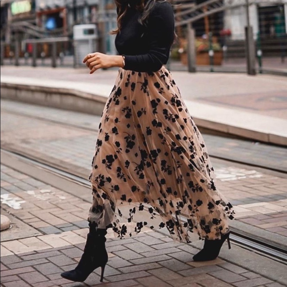 3D POSY DOUBLE-LAYERED MESH MIDI SKIRT IN CARAMEL